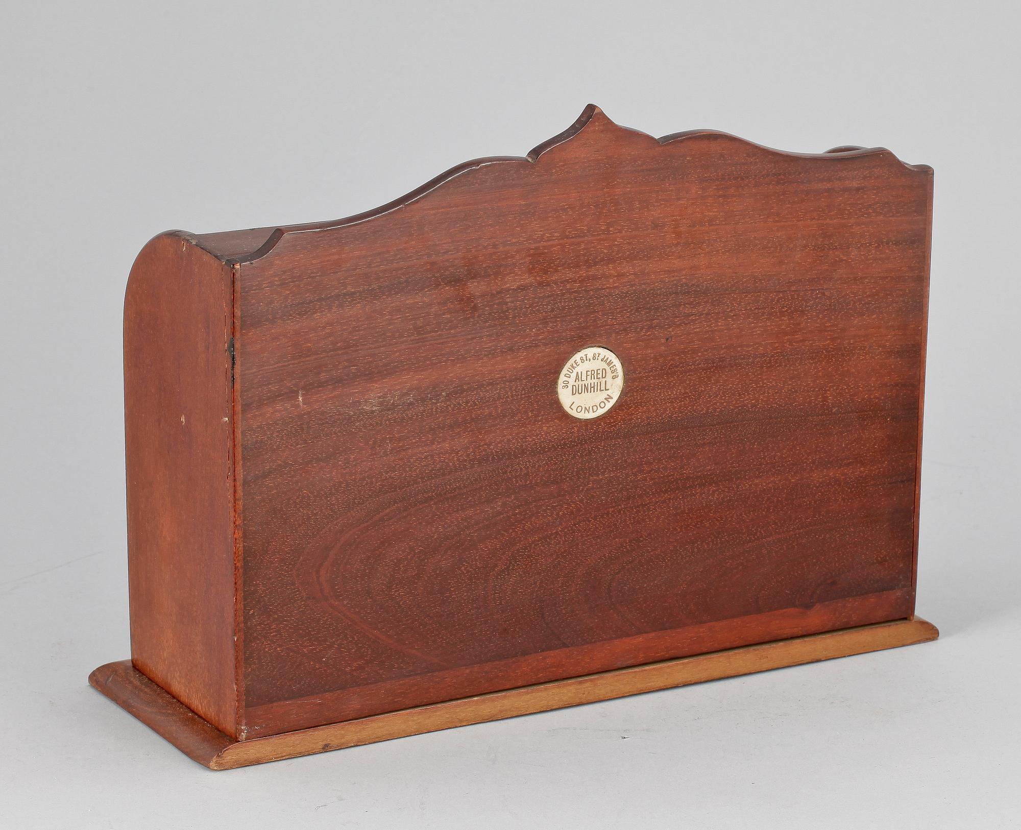 PIPSCHATULL MED PIPOR, brickmärkt Alfred Dunhill, London, tidigt 1900-tal.