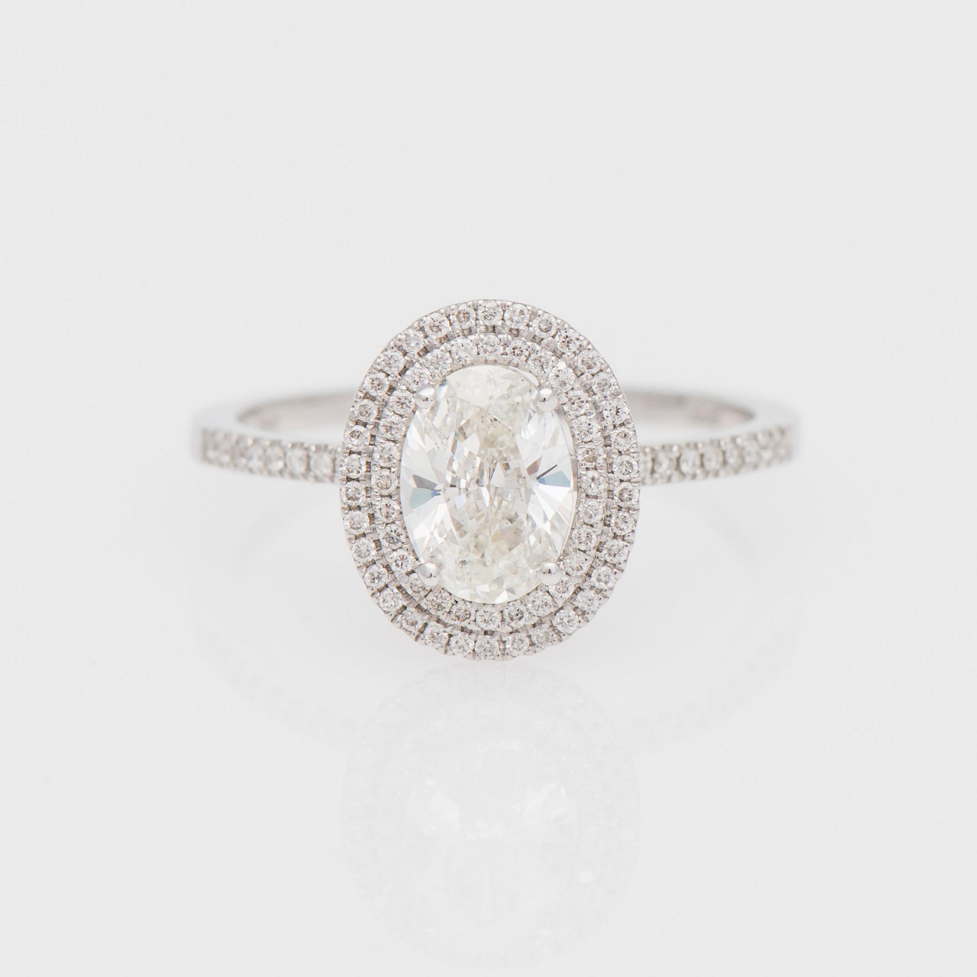 RING, vitguld 14K, ovalslipad diamant ca 1,01 ct. Små diamanter tot. ca 0,80 ct.