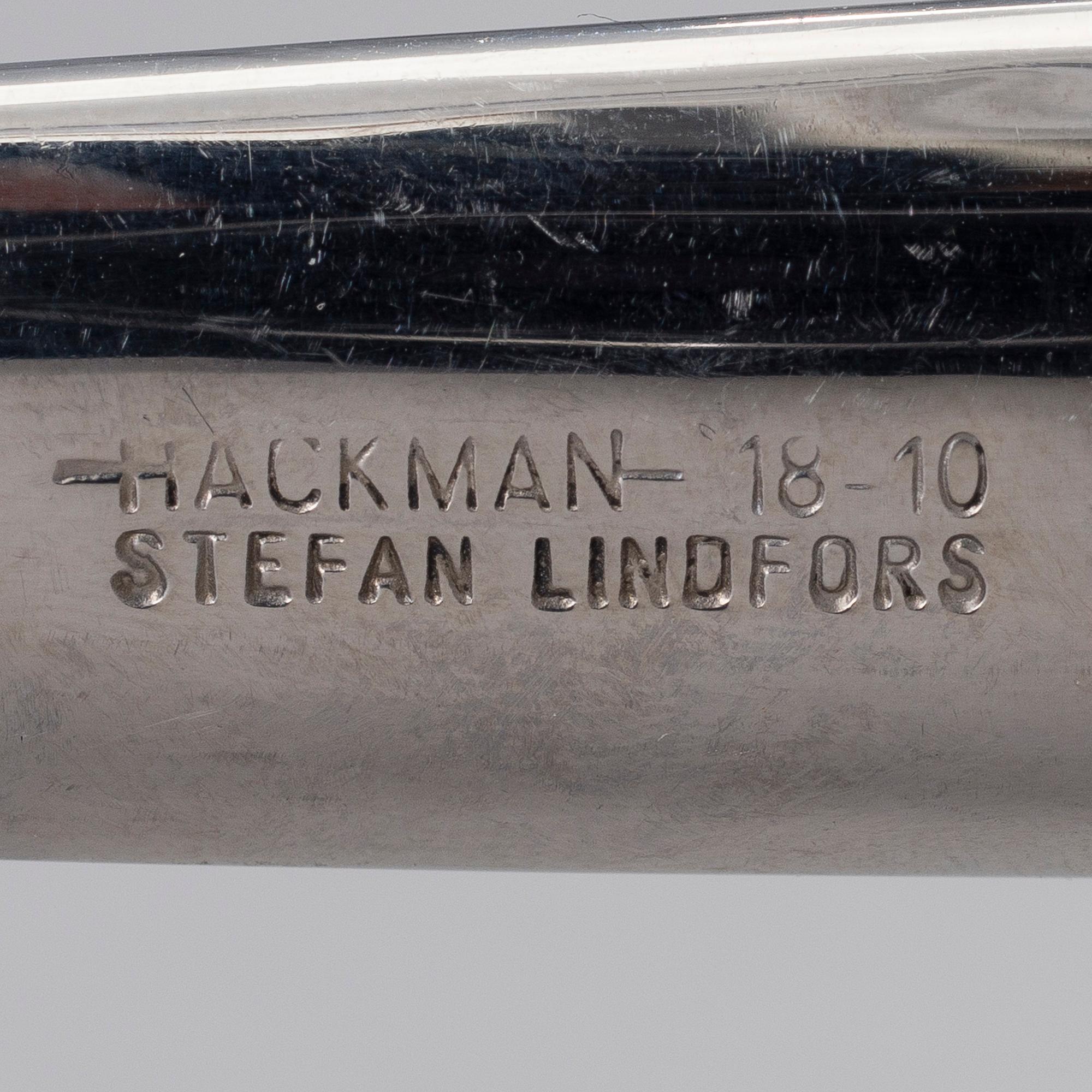 A STAINLESS STEEL SALAD BOWL AND CUTLERY BY STEFAN LINDFORS, Hackman, the late 20th century.