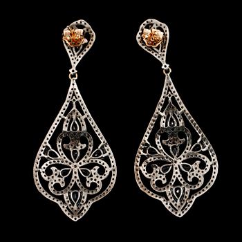 ÖRHÄNGEN, 1 par, silver och 18 k guld, briljantslipade diamanter och akvamariner.