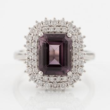 Ring 18K guld med en fasettslipad lila turmalin och runda briljantslipade diamanter.