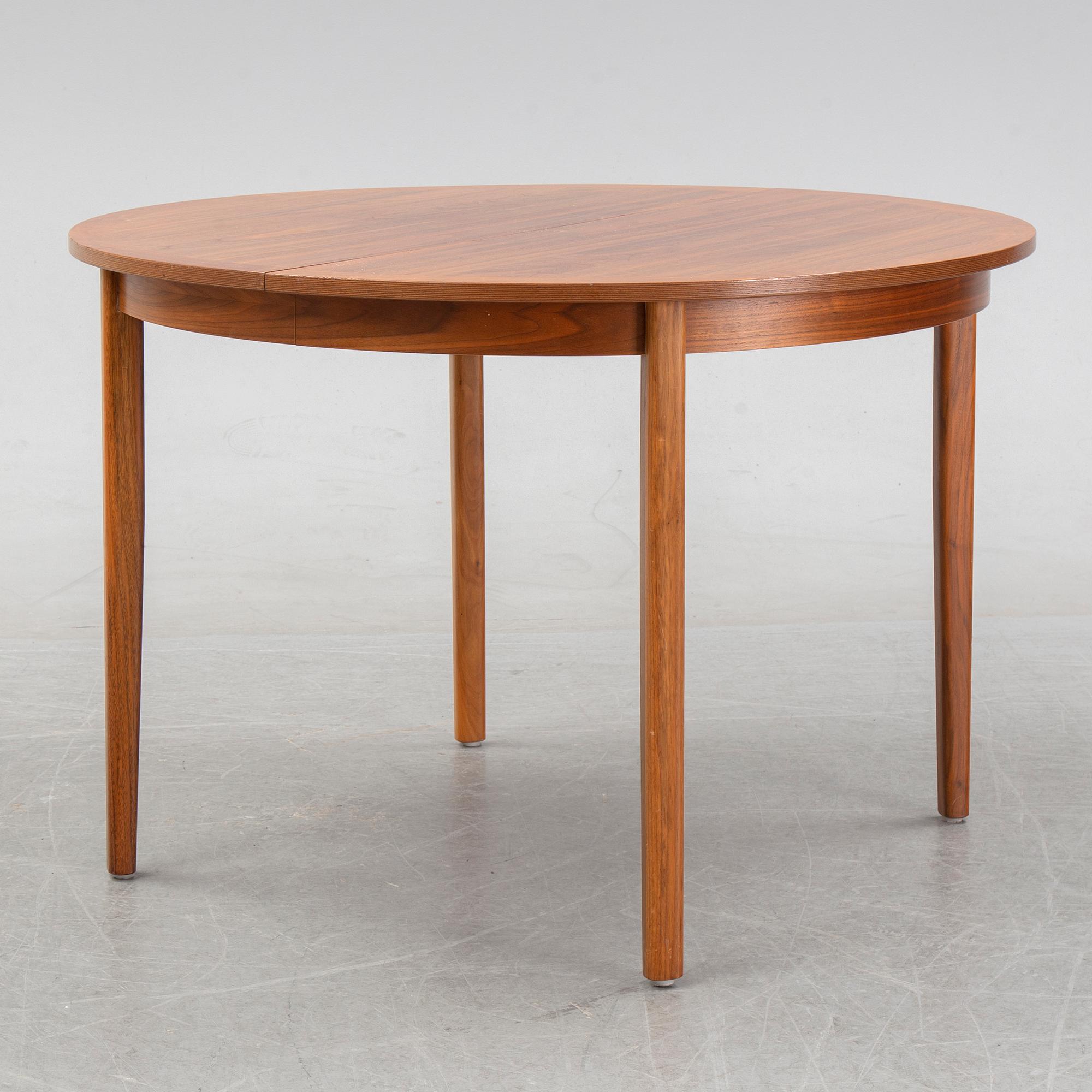 Matbord, fanerat med valnöt, 1900-talets andra hälft,