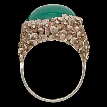 RING, silver med cabochonslipad krysopras, Heribert Engelbert för Stigbert, Stockholm, 1974. Vikt 7 g.