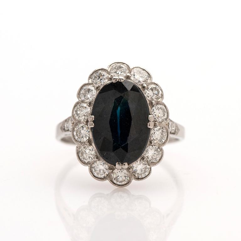 Ring, 18k vitguld, safir, diamanter.