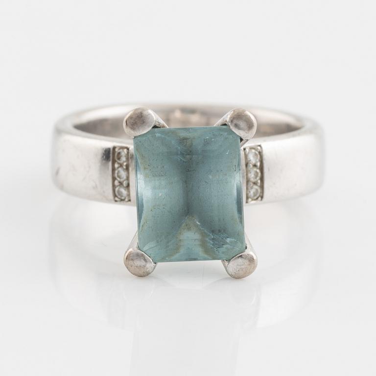 Ring, vitguld, Jarl Sandin, med akvamarin samt briljantslipade diamanter.
