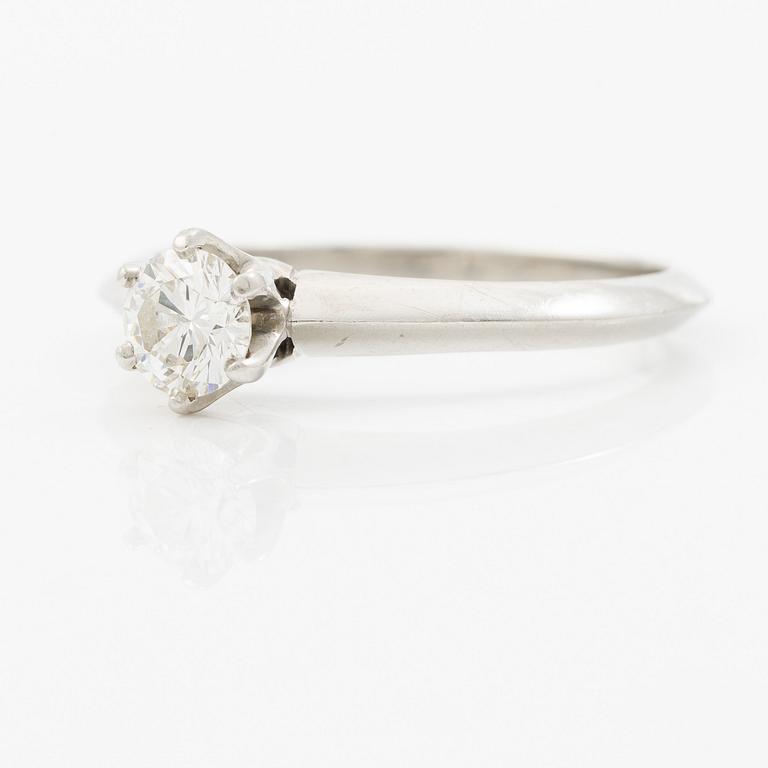 Tiffany & Co, ring, solitaire, platinum with a brilliant-cut diamond 0.41 ct. Marked Tiffany & Co. With certificate.