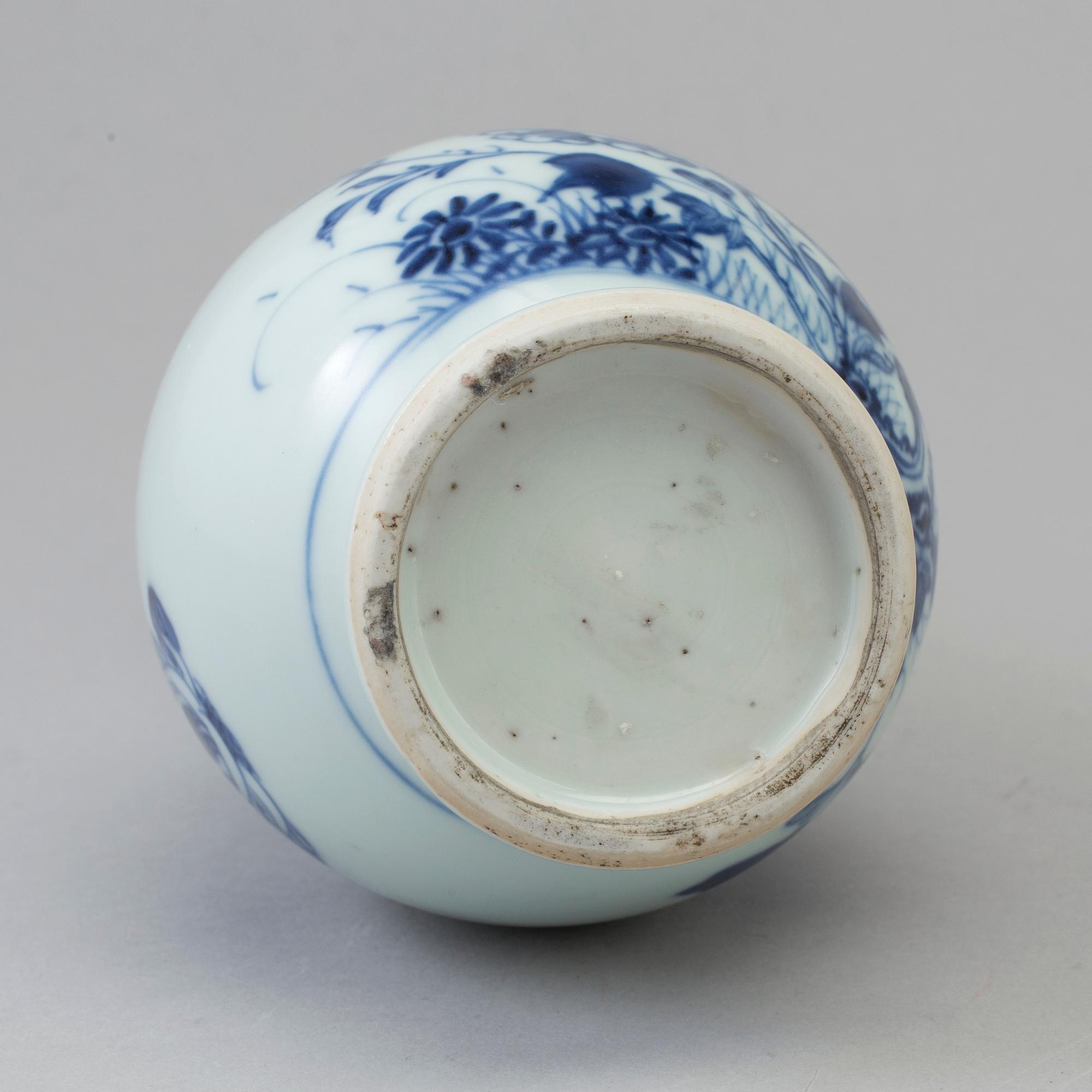 A Chinese blue and white porcelain vase, Qing dynasty, 18th century.