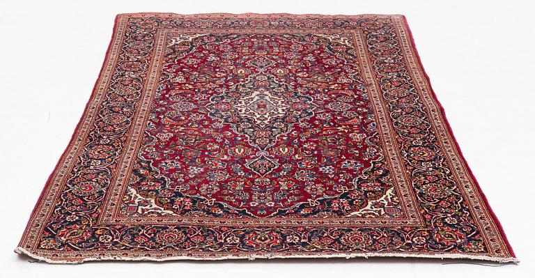 A rug, semi-antique/old, Kashan, ca 213 x 130 cm.