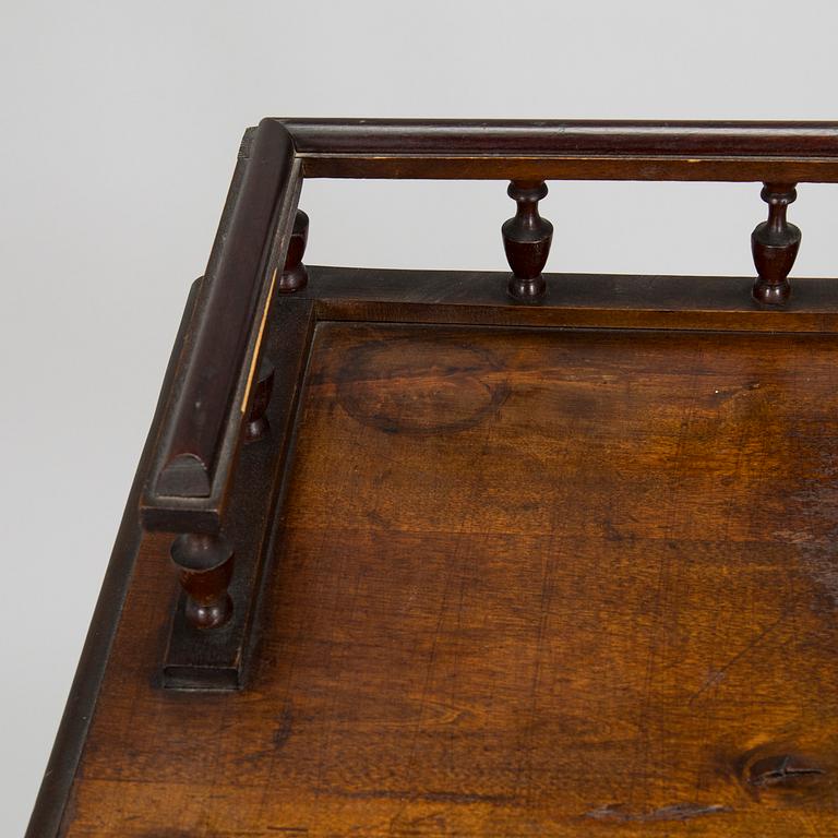 A late 19th-century Étagère.