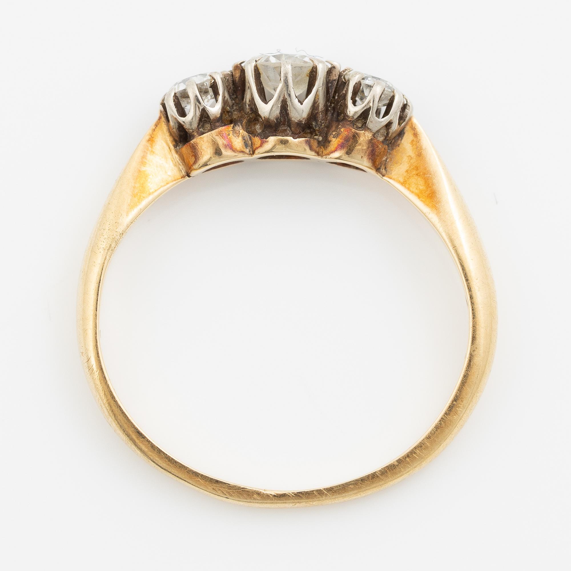 Ring 14K gold with brilliant-cut diamonds.