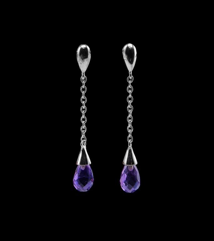 A PAIR OF EARRINGS, briolet cut amethysts. 18K white gold. Length 3,7 cm, weight 2,7 cm.