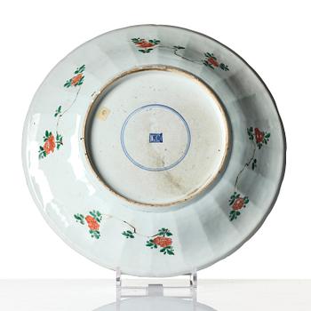 A large famille verte dish, Qing dynasty, Kangxi (1662-1722).