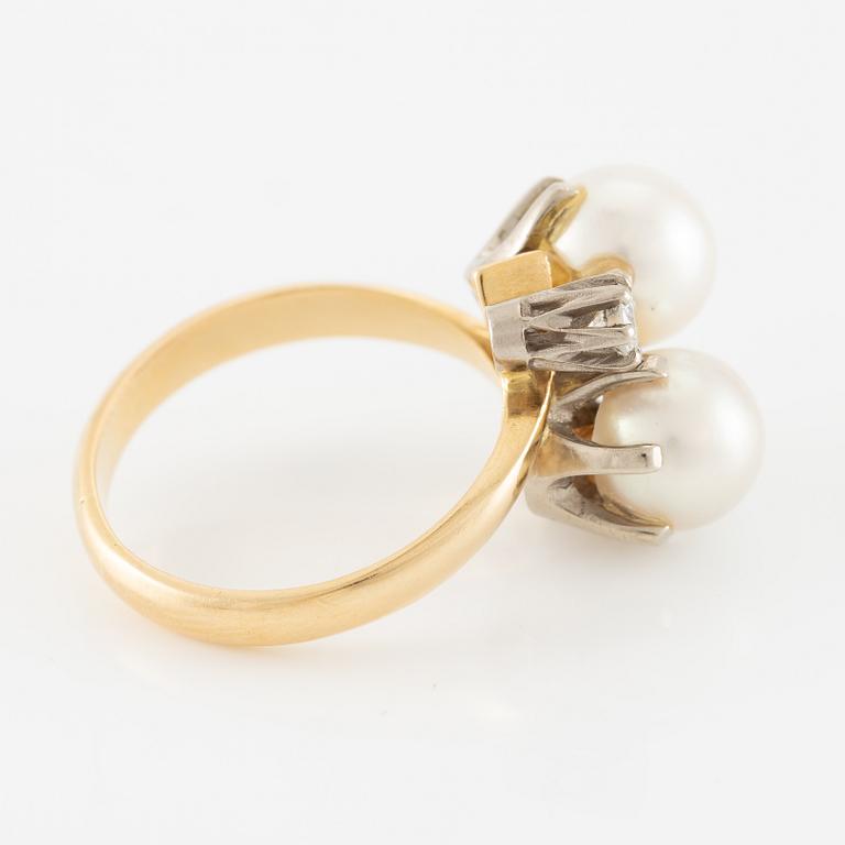 Ring in 18K gold with a cultured pearl and round brilliant-cut diamonds.