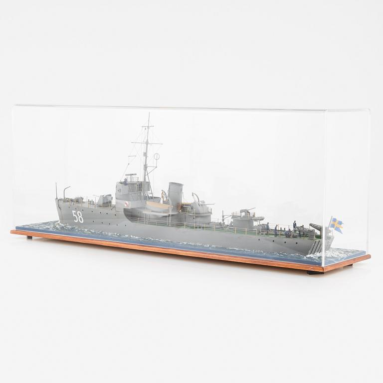 A wooden scalemodel of the Swedish minesweeper 'HMS Ulvön', built by Ingvar Lyckhammar.