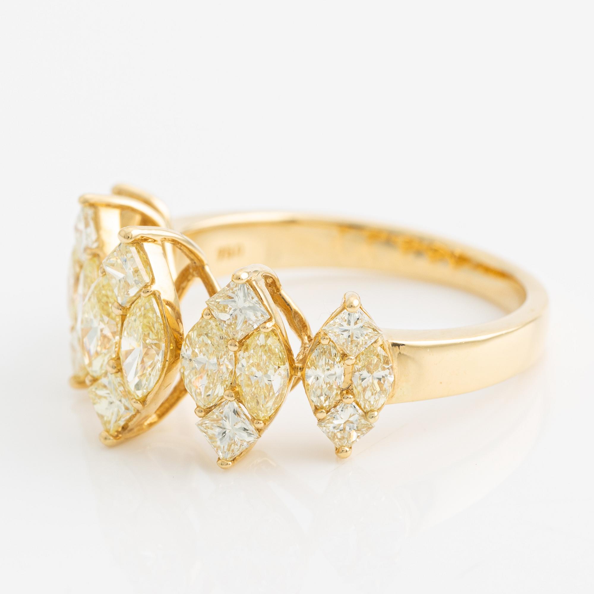 Ring, med gula ovala och prinsesslipade diamanter.