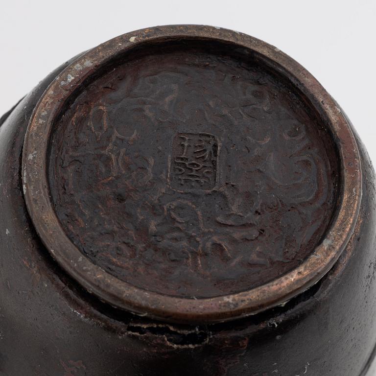 A Japanese bronze vase, 20th century.
