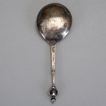 BRÄNNVINSSKED med dubbel kerubknopp, icke identifierad mästarstämpel, 1600-tal. Vikt ca 28 g.
