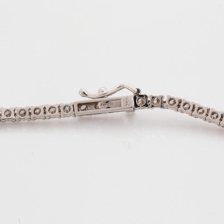 An 18K white gold necklace set with round brilliant-cut diamonds.