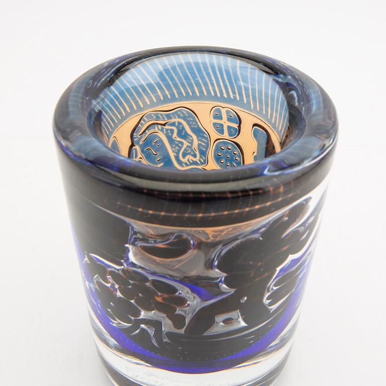 An Edvin Öhrström signed Gonodljären glass vase from Orrefors 1979.