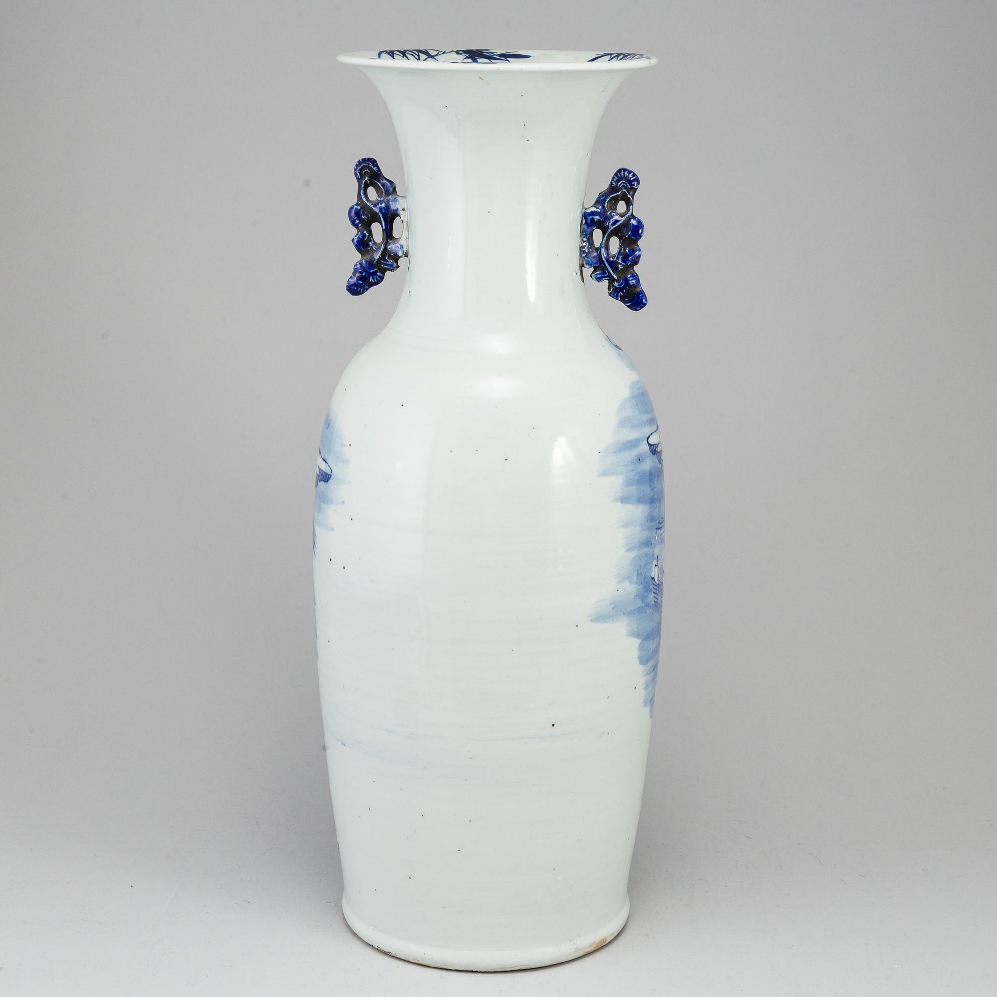A blue and white floor vase, Qing dynasty, 19th century.