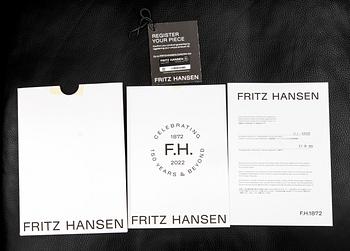 Poul Kjaerholm, soffa "PK 31-3" för Fritz Hansen Danmark 2022.