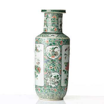 A famille verte vase, Qing dynasty, 19th Century.