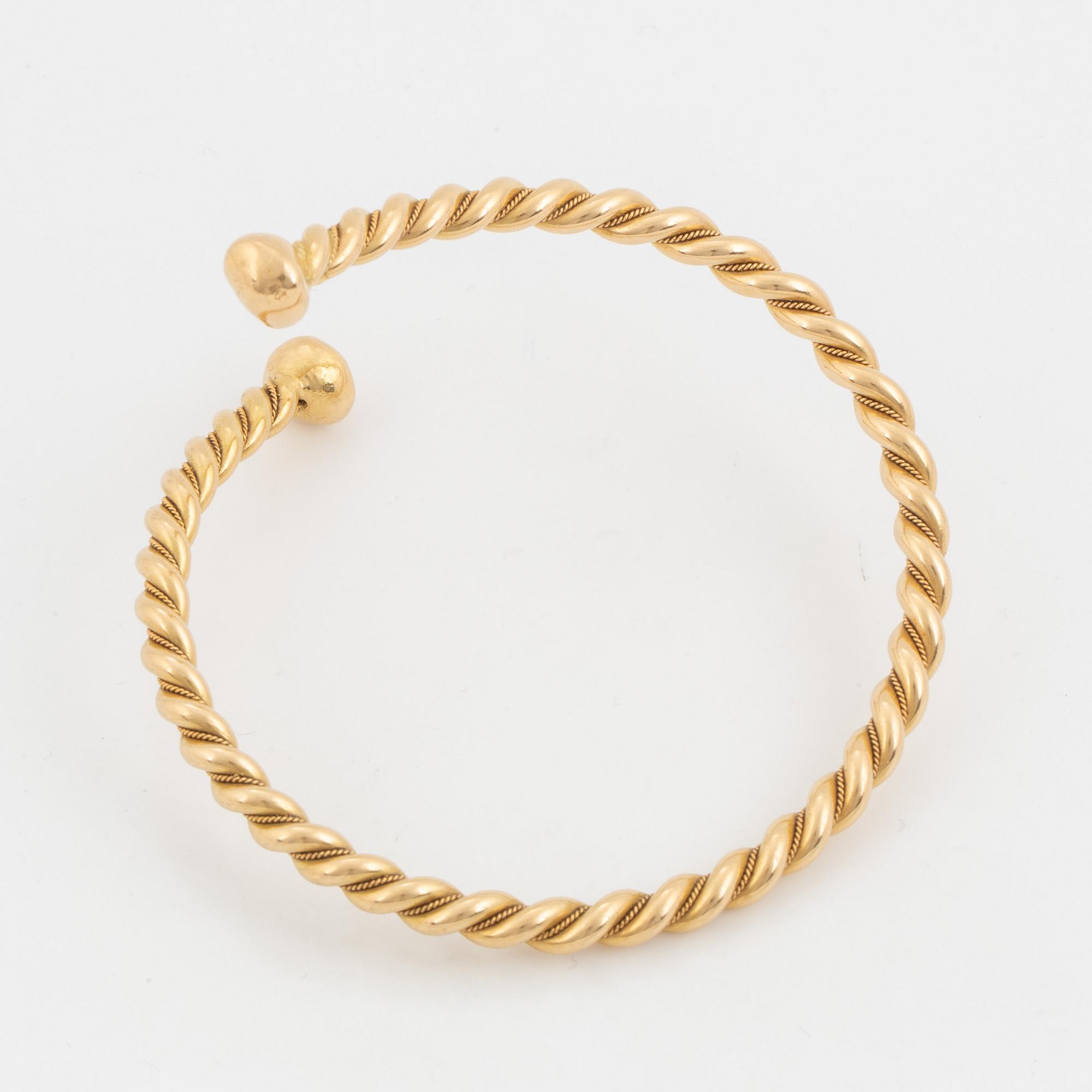 18K gold bangle.