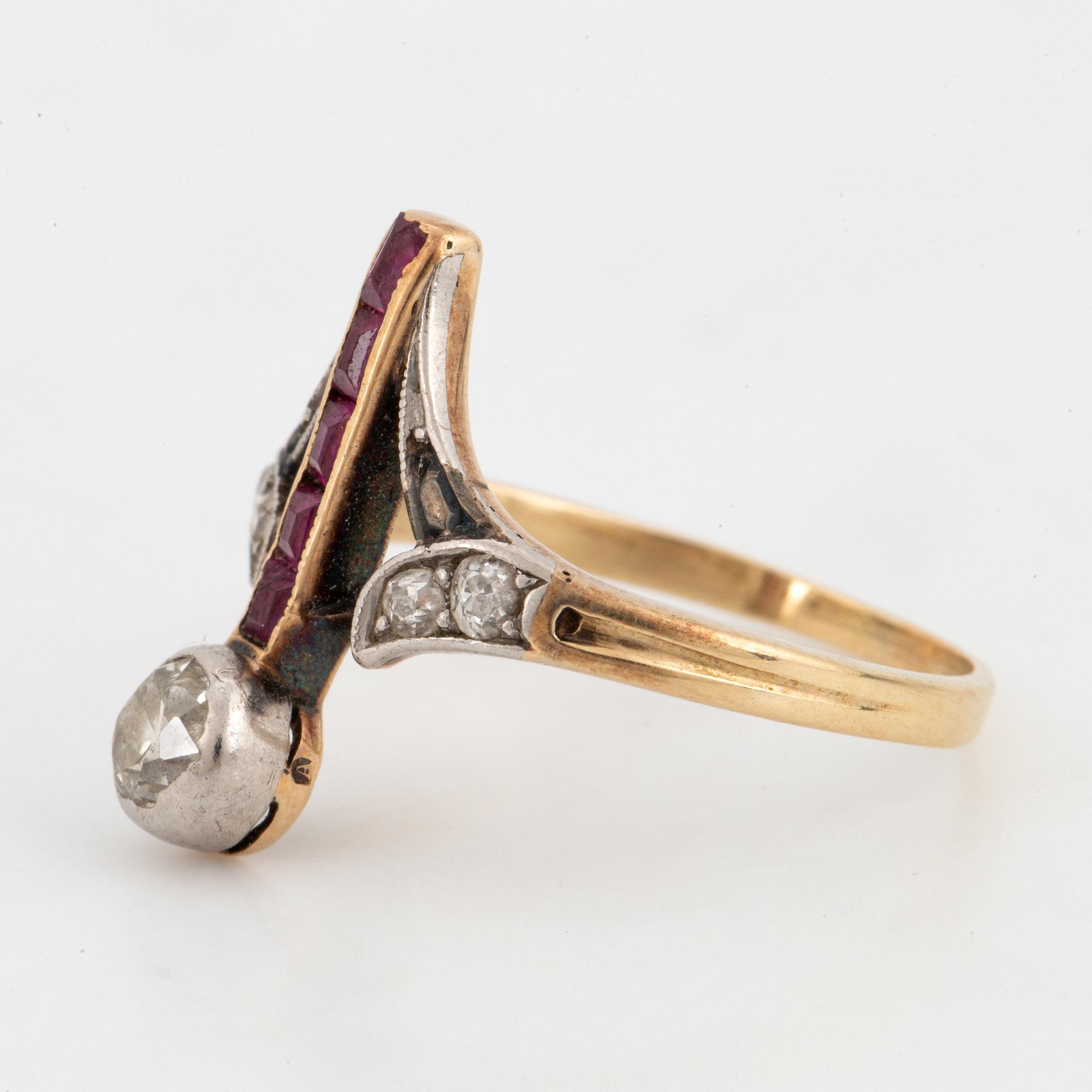 RING, med gammalslipad diamant och rubiner.