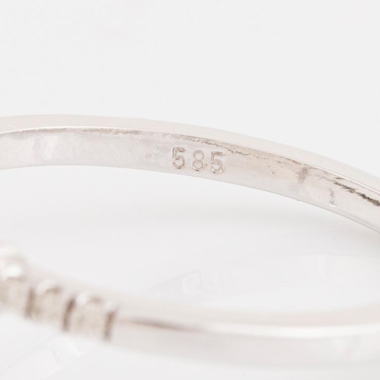 14K white gold and 1,04 ct pear shaped diamond ring. With AIG certificate.