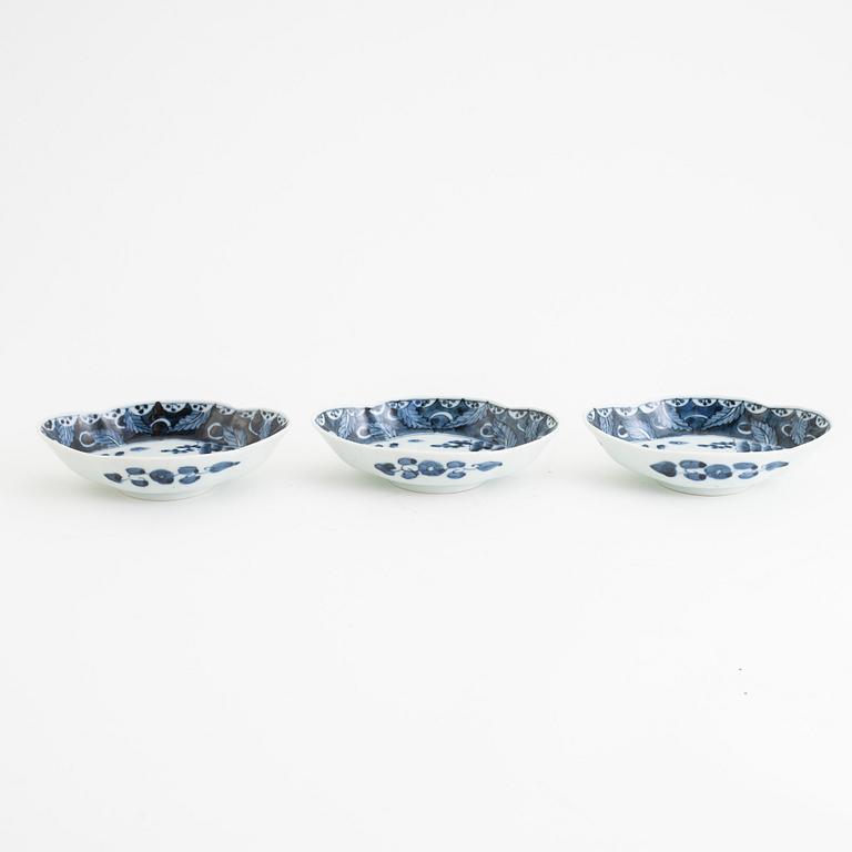 A set of three Japanese imari bowls and a Japanese blue and white servingdish with three boatshaped dishes, 19th century.