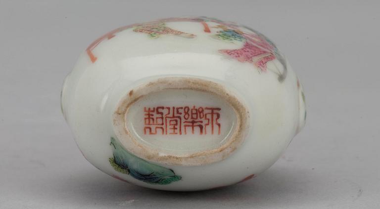 SNUSFLASKA, porslin, Kina 1800-talets slut.