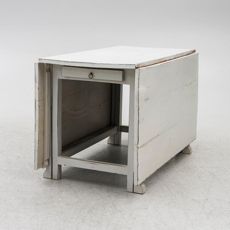 A drop-leaf table, 19th century.