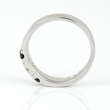 RING, 14K vitguld med svarta briljantslipade och briljantslipad diamant, tot ca 0,38 ct. Vikt 3,82 g.