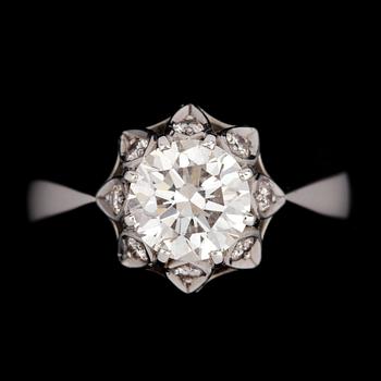 46. RING, briljantslipad diamant, 1.45 ct samt mindre, tot. ca 0.15 ct.