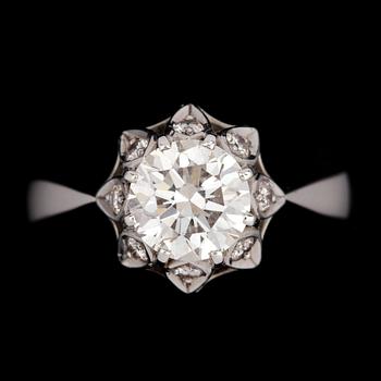 46. RING, briljantslipad diamant, 1.45 ct samt mindre, tot. ca 0.15 ct.