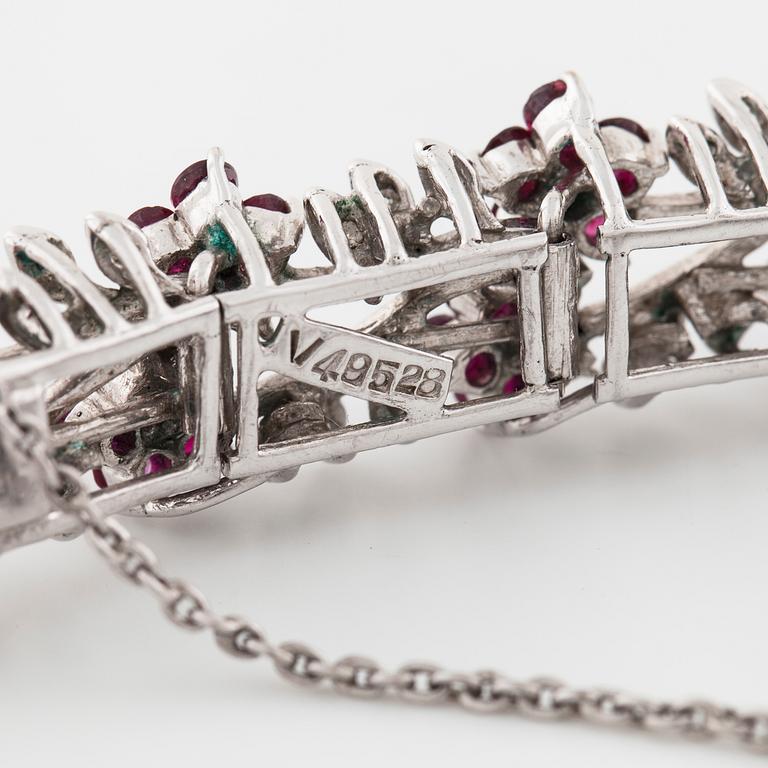 ARMBAND, med fasettslipade rubiner och åttkantslipade diamanter.