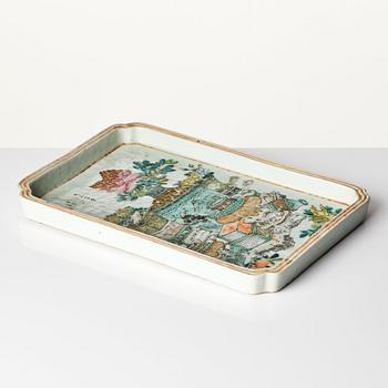 A famille rose tray with antiques, Qing dynasty, circa 1900.