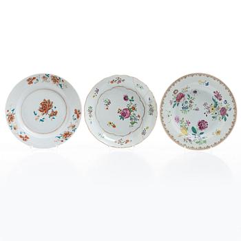 Tallrikar, tre stycken, porslin. Qingdynastin, 1700-tal.