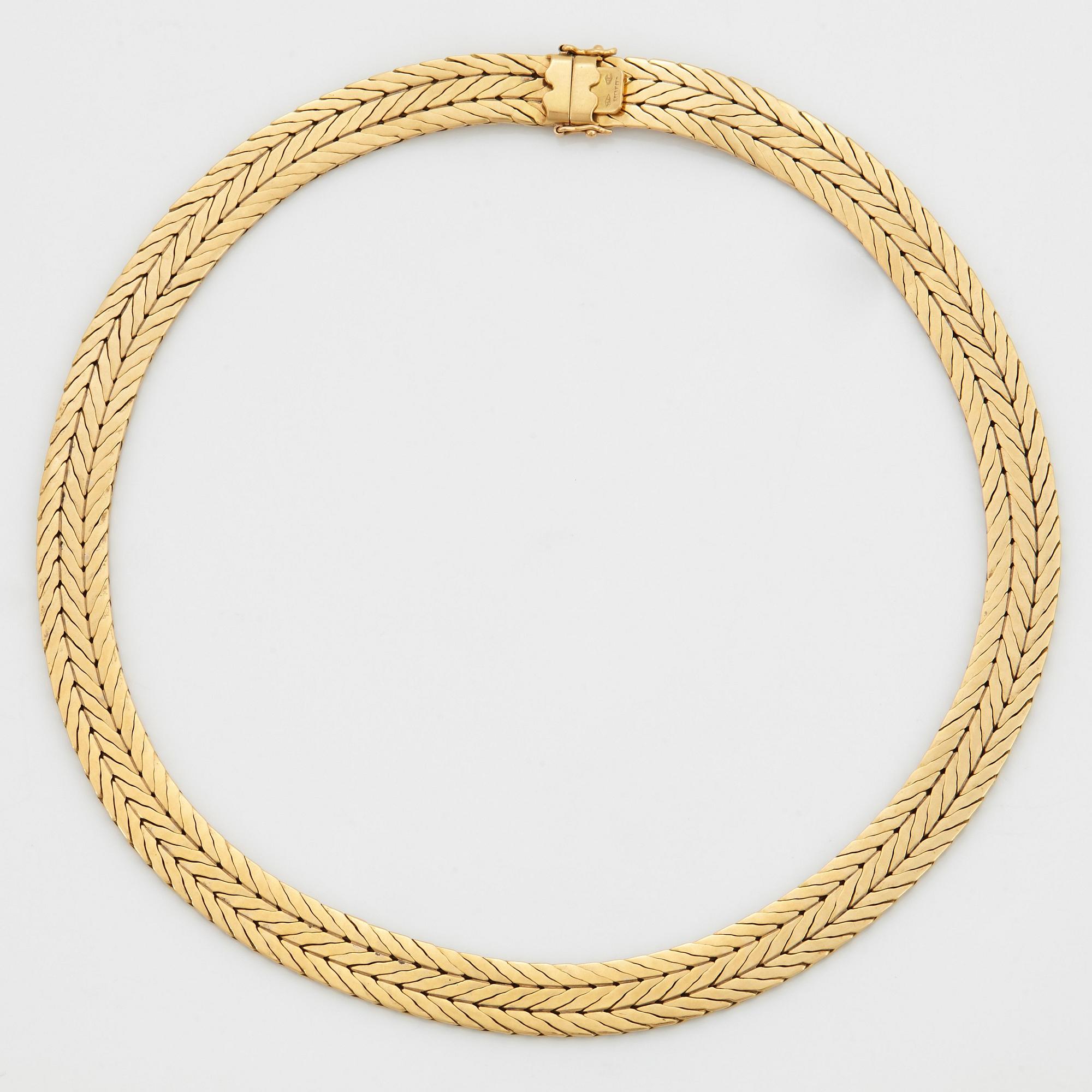 An 18K gold necklace.