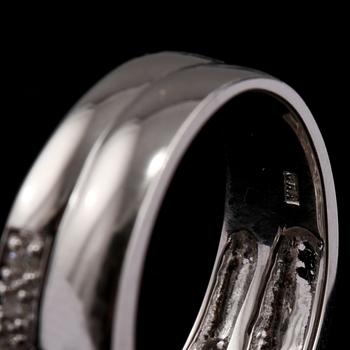 RING, 18k vitguld med 16 briljantslipade diamanter varav en ca 0.10 ct, Iduna, Varberg. Vikt 6 g.