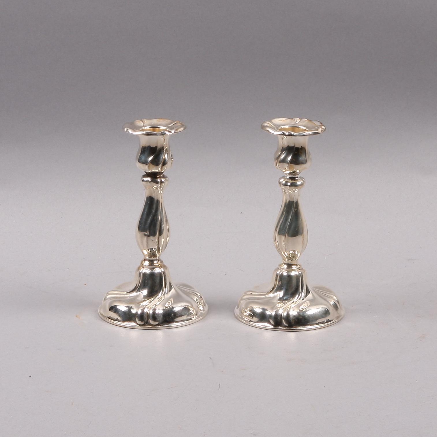 LJUSSTAKAR, ett par, silver, rokokostil, Tyskland, svenska importstämplar, 1900-tal.