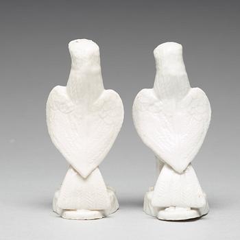 FIGURINER, ett par, blanc de chine. Qingdynastin, 1700-tal.