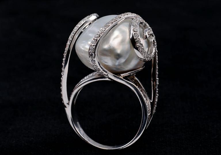 SORMUS, briljanttihiottuja timantteja n. 1.10 ct. Barokki  etelänmerenhelmi n. 17 x 19 mm. Paino 13 g.