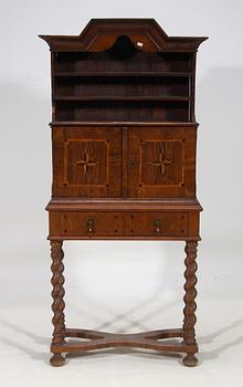 HÄNGSKÅP PÅ BENSTÄLLNING, 1700-tal.