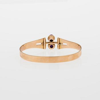 ARMBAND, cabochonslipade ametister, 14K guld. Holger Lindström, Helsingfors 1967.