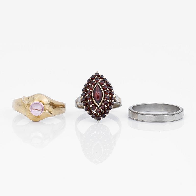 RINGAR, 3 st, 18K guld och silver, Sverige, 1900-tals. Vikt ca 10,82 g.