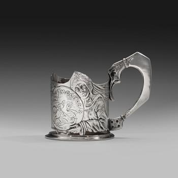 226. TEGLASHÅLLARE, 84 silver. Stämplad M.T. Ryssland 1896 - 1908. Höjd 11 cm. Vikt 158 g.