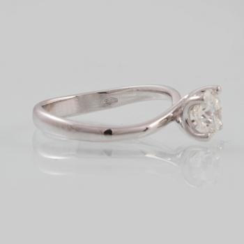 RING, 18K vitguld med briljantslipad diamant 1.01 ct. Vikt  3,5 gram.