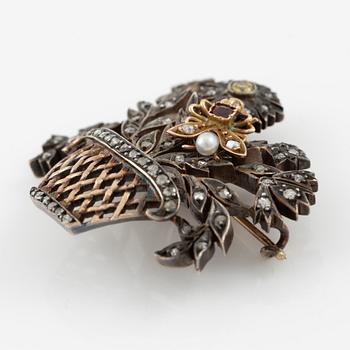 Brosch i form av blomsterkorg, guld och silver med diamanter, rubin och pärla, 1800-tal.