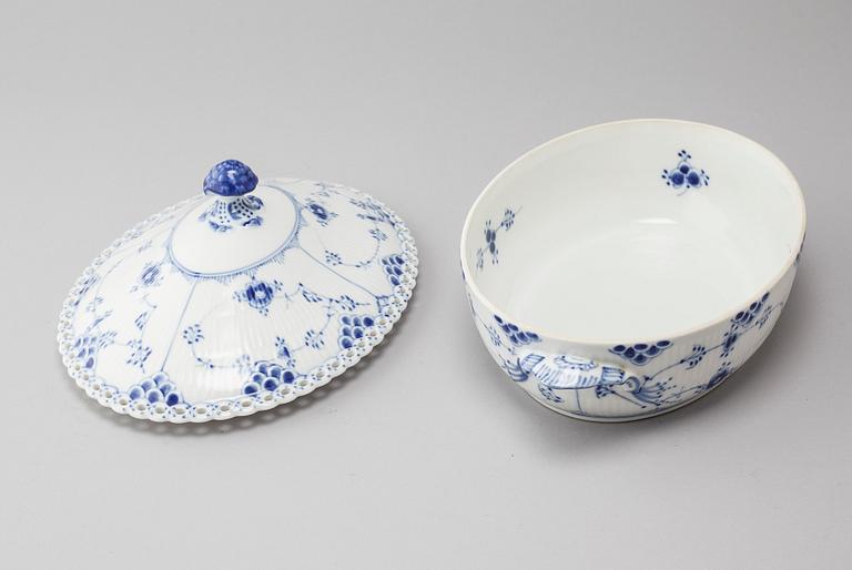 A porcelain "Musselmalet" terrine by Royal Copenhagen from the second half of the 20th century.